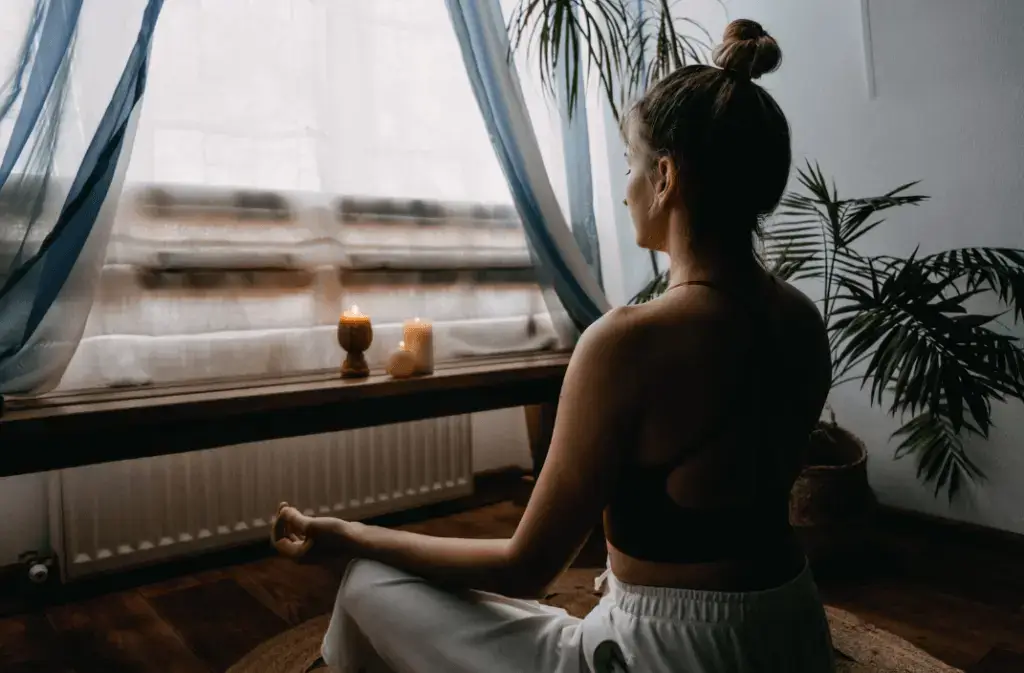 Abendroutine: Eine Meditierende, die sich durch Achtsamkeit für einen guten Schlaf vorbereitet.