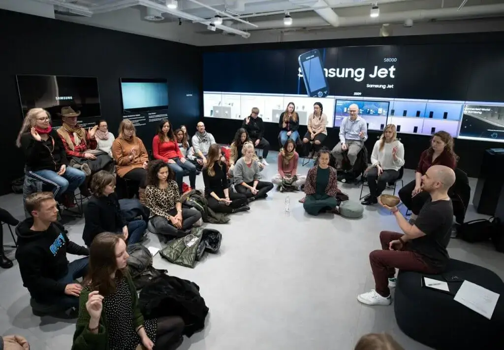 Social Impact Lab in Frankfurt mit dem Geschäftsführer Philipp Pham und Meditierenden in einem Meditationszentrum.