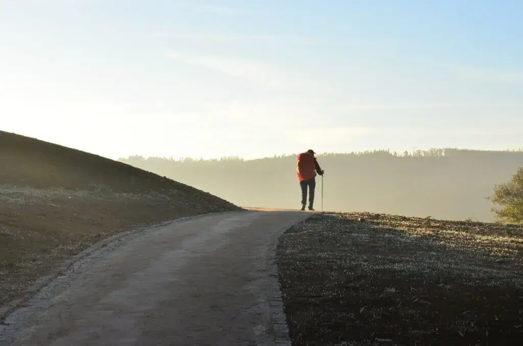 Ein Wanderer im Gebirge, der Gehmeditation praktiziert, um vorbereitet für den Winter zu sein.