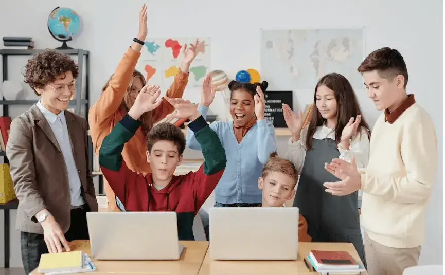 Schüler, die sich über ihre Erfolge in der Schule freuen.