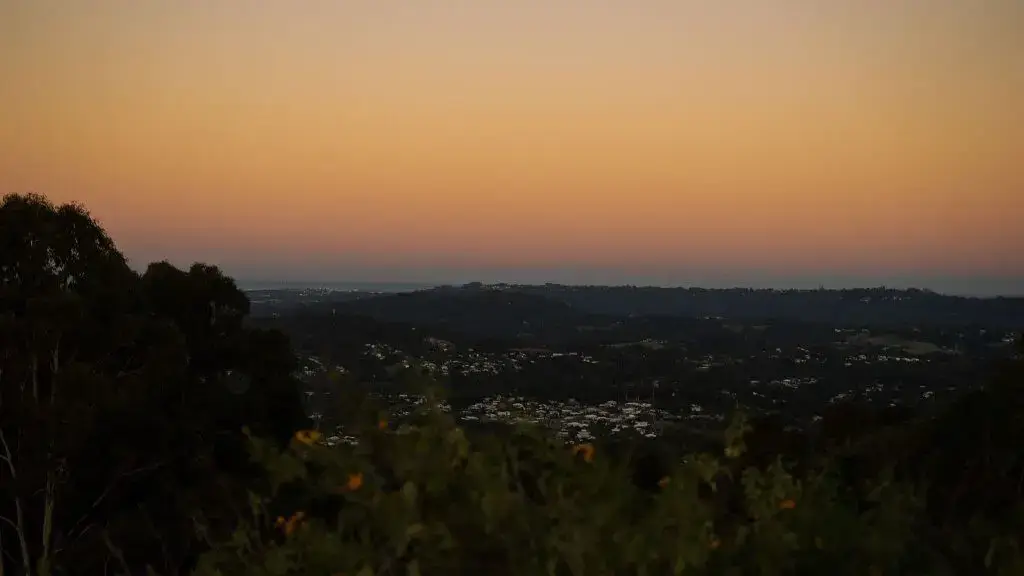 Sonnenuntergang hoch in dem Gebirge: Durch Vipasana Meditation die Schönheit des Lebens und der Welt genießen.