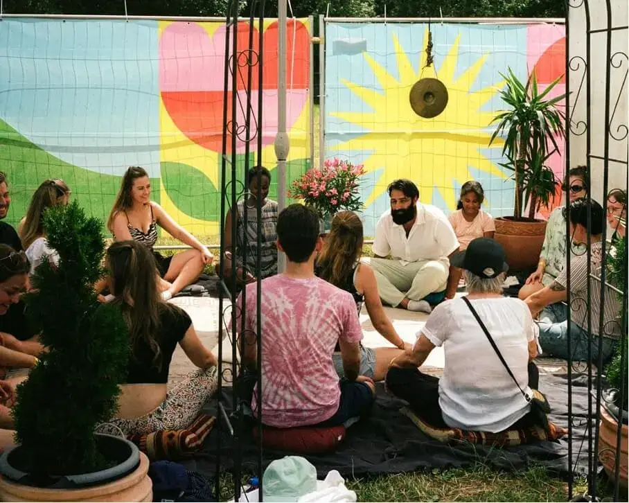 Ein Stand zur Meditation mit vielen Menschen, die zusammen beim Festival meditieren.