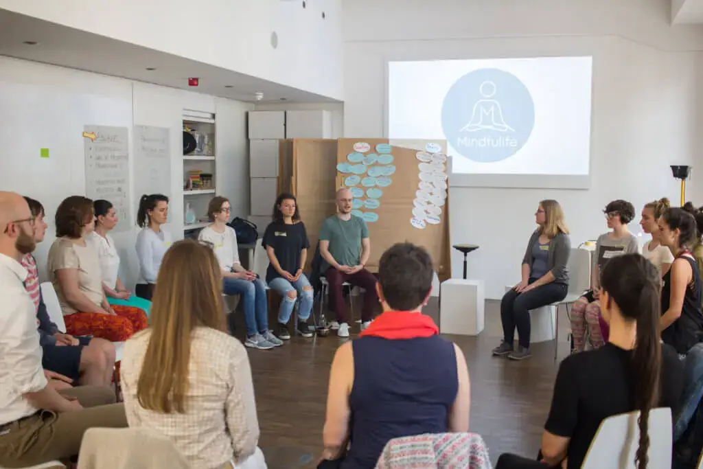 Online-Meditationsstudio von Mindfulife mit Meditierend in einem modernen Haus.