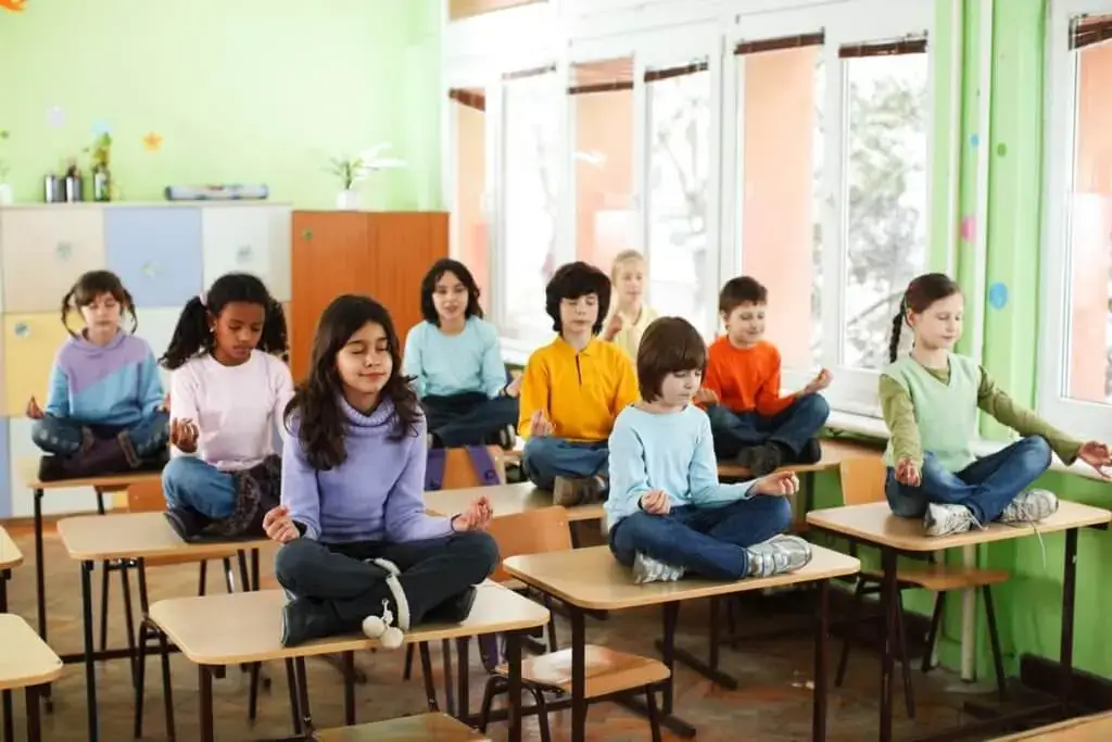 Kinder in der Schule meditieren und ihre emotionale Intelligenz steigern.