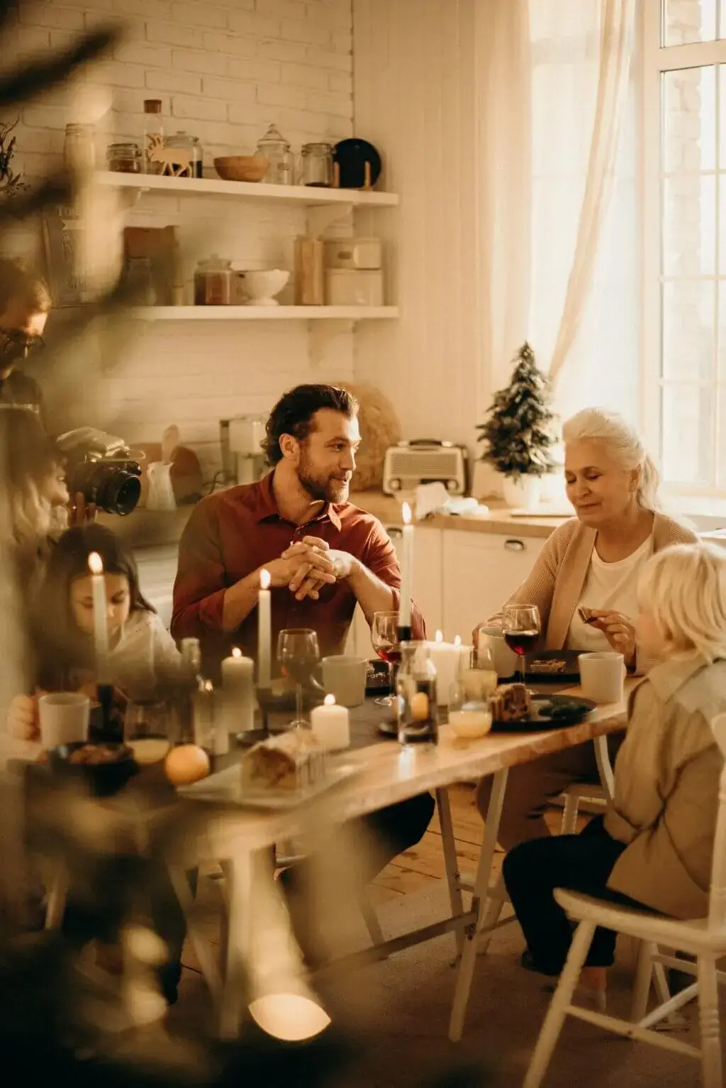 Ein ganze Familie mit Vater, Kindern und Großmutter zum Weihnachtsessen.