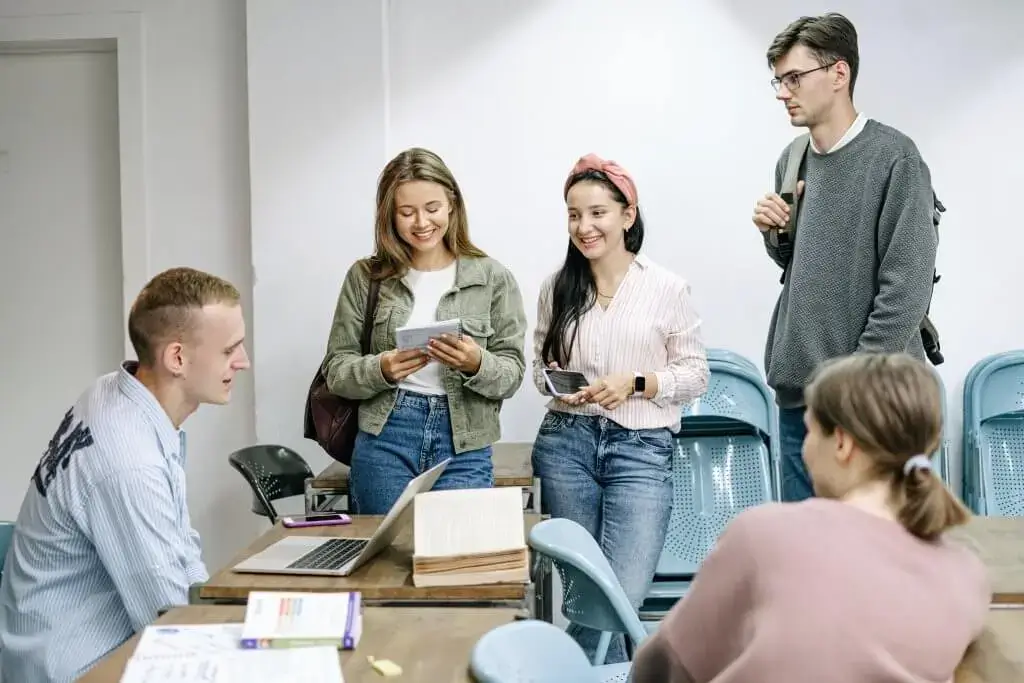 Ein Team aus Studenten, die sich erfolgreich für eine Prüfung vorbereiten.