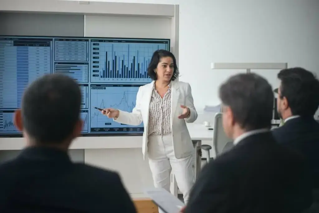 Eine Professorin macht eine Power Point Präsentation vor einem Publikum und redet entspannt, ohne Redeangst.