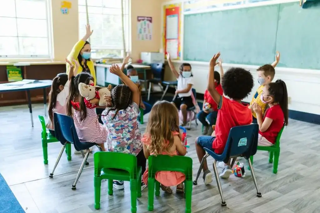 Eine gemeinschaftliche Achtsamkeitsübung zwischen Schülern in einem Klassenzimmer.